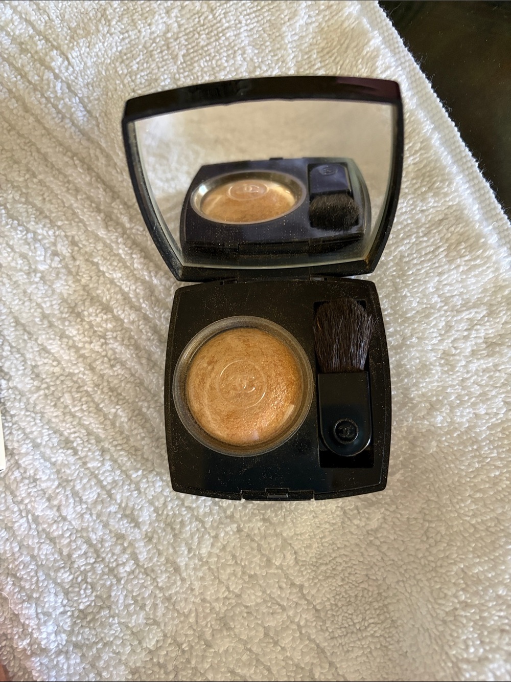 CHANEL Luminous Gold Highlighter Compact